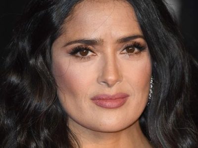 ¡Qué estilo! Salma Hayek creó un reto para hacer yoga… ¡Con un insólito accesorio!
