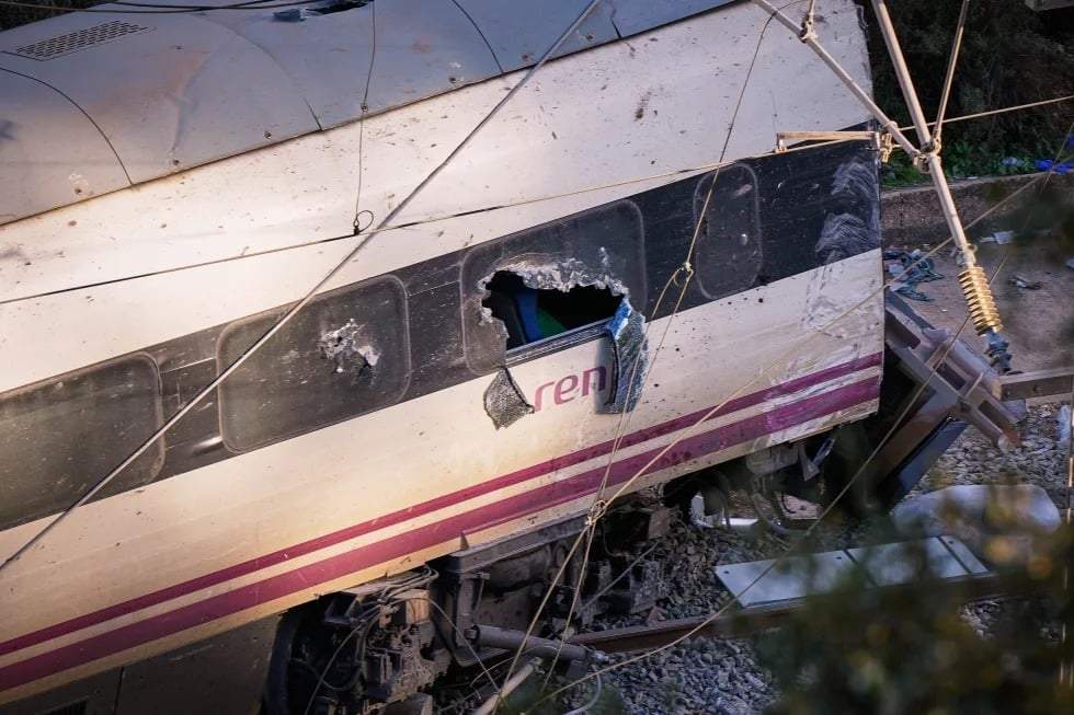 Parte de un tren accidentado se ve en el lugar de una colisión de tren en Adamuz, en el sur de España, el lunes 9 de enero de 2026.