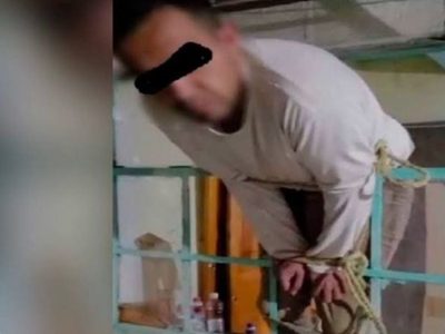 Ladrón sorprendido intentó huir por una ventana y se atoró, y es amarrado