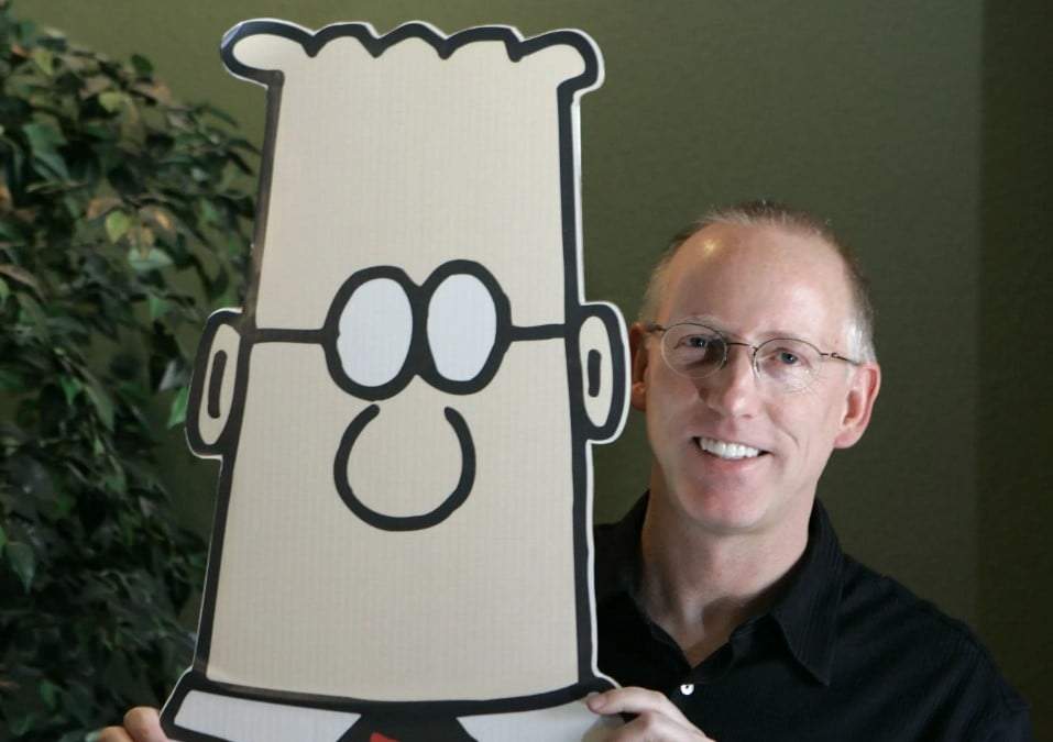 Scott Adams, creador de la tira cómica Dilbert, posa para la foto con su personaje Dilbert en su estudio en Dublin, California