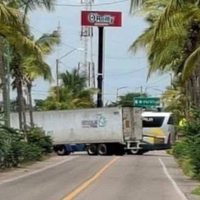 Enfrentamiento en Escuinapa deja bloqueo carreteros y despojos de unidades de carga