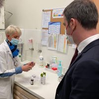 Francia anuncia la venta de "autopruebas" de coronavirus en farmacias
