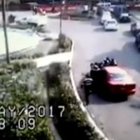 Por evadir el Hoy no Circula, una mujer atropella a dos agentes de tránsito (Video)