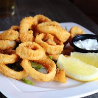 Un viaje gastronómico: así se preparan rabas con sabor a playa