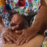 Activistas piden frenar iniciativa de NOM sobre parteras tradicionales: "es inconstitucional"