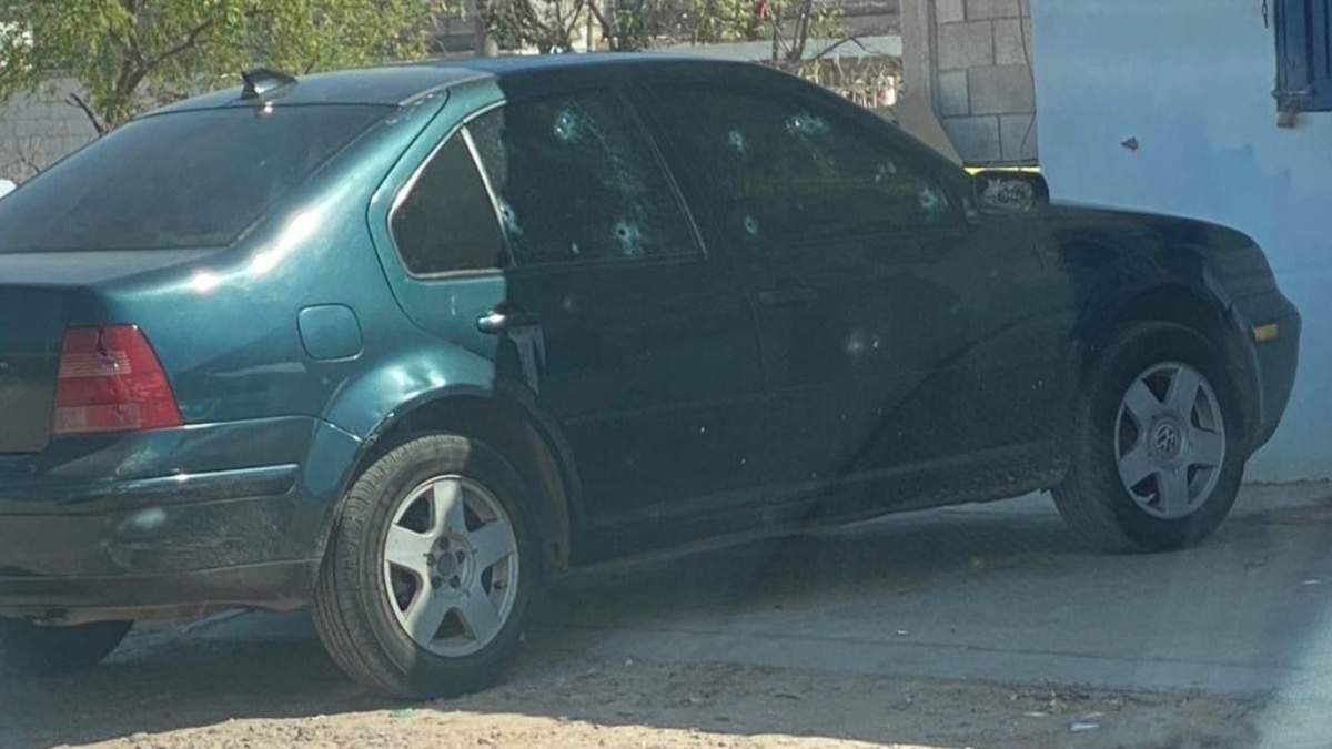 El vehículo baleado en Guaymas