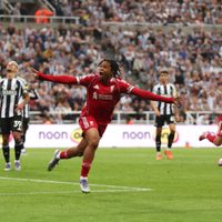 Rio Ngumoha, de 16 años, anota agónico gol para que Liverpool derrote 3-2 al Newcastle