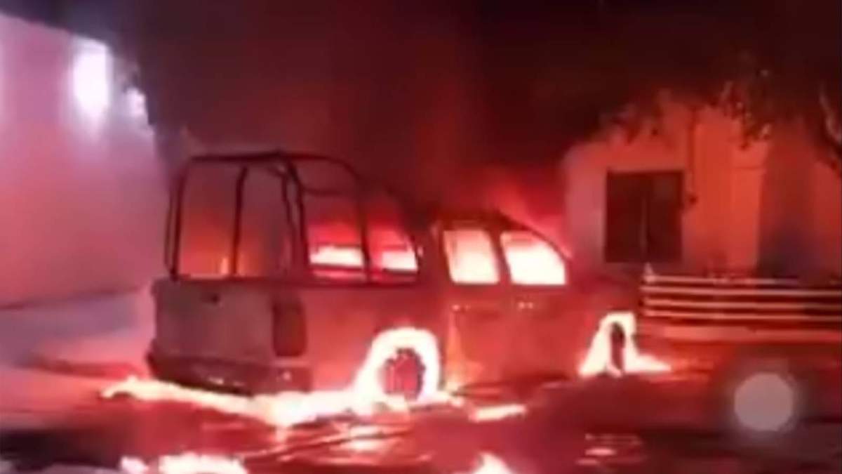 Una de las patrullas de a Policía de Comalapa que fueron incendiadas