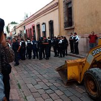 Ante protestas, alcalde de Querétaro manda policías y maquinaria pesada para reiniciar obra