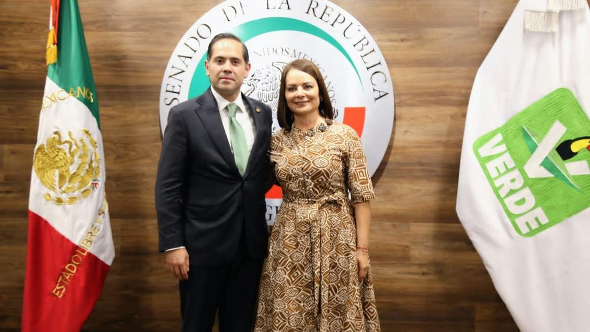 El coordinador del Verde en el Senado, Raúl Bolaños- Cacho Cué, y la expriista Nuvia Mayorga