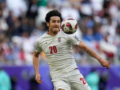Estado iraní amenaza al futbolista Sardar Azmoun con confiscar sus bienes por criticar al gobierno