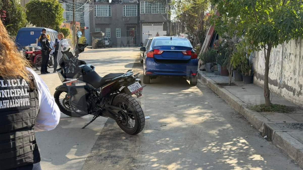 Vehículo con el que atropellaron y causaron muerte del  motociclista Roberto Hernández, de 52 años de edad, en Iztapalapa