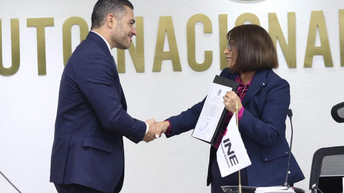 Omar García Harfuch en el momento de recibir la constancia de mayoría