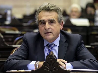 El ministro de Defensa denunció una conspiración contra el Gobierno