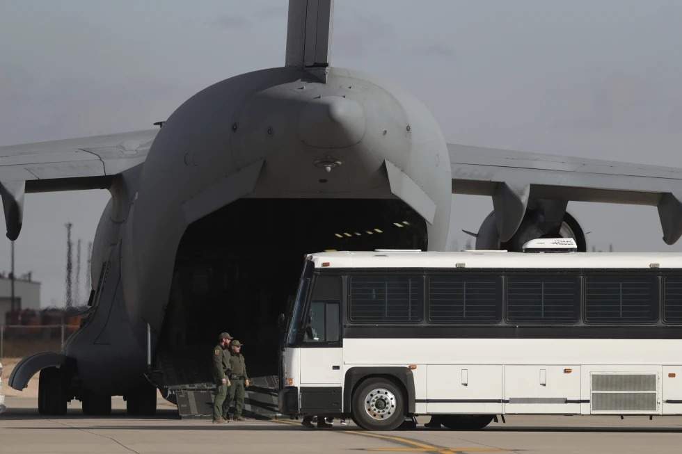 Un avión militar en espera de ser abordado por migrantes que viajaban en un autobús, en Fort Bliss en El Paso, Texas, el jueves 30 de enero de 2025, antes de deportarlos a Guatemala