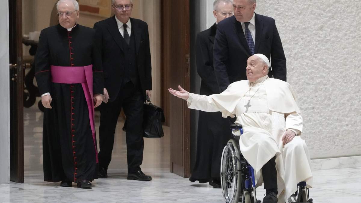 El papa Francisco llega al salón Pablo VI para su audiencia semanal, en el Vaticano, el 15 de enero de 2025
