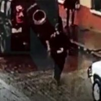 Video capta el momento en que un sujeto apuñala a su suegra en Zacatlán, Puebla