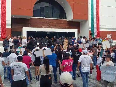 Magistrado recibe piedrazo durante trifulca afuera del Congreso de Colima; avalan reforma judicial