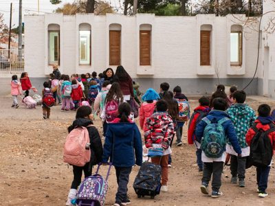 Después de un mes, alumnos de la Escuela 207 retomaron las clases, ahora en el Centro Nayahue