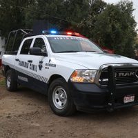 Joven camina por la calle con la cabeza cercenada de su hermana y una escopeta en Michoacán
