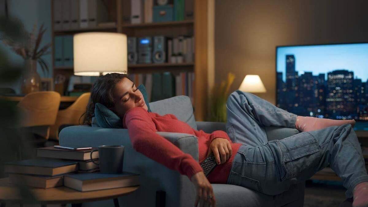 Dormir con la televisión prendida. Fuente: (X)