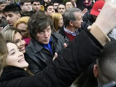 Así fue la visita fugaz de Javier Milei a la provincia de Santa Fe con cánticos incluídos