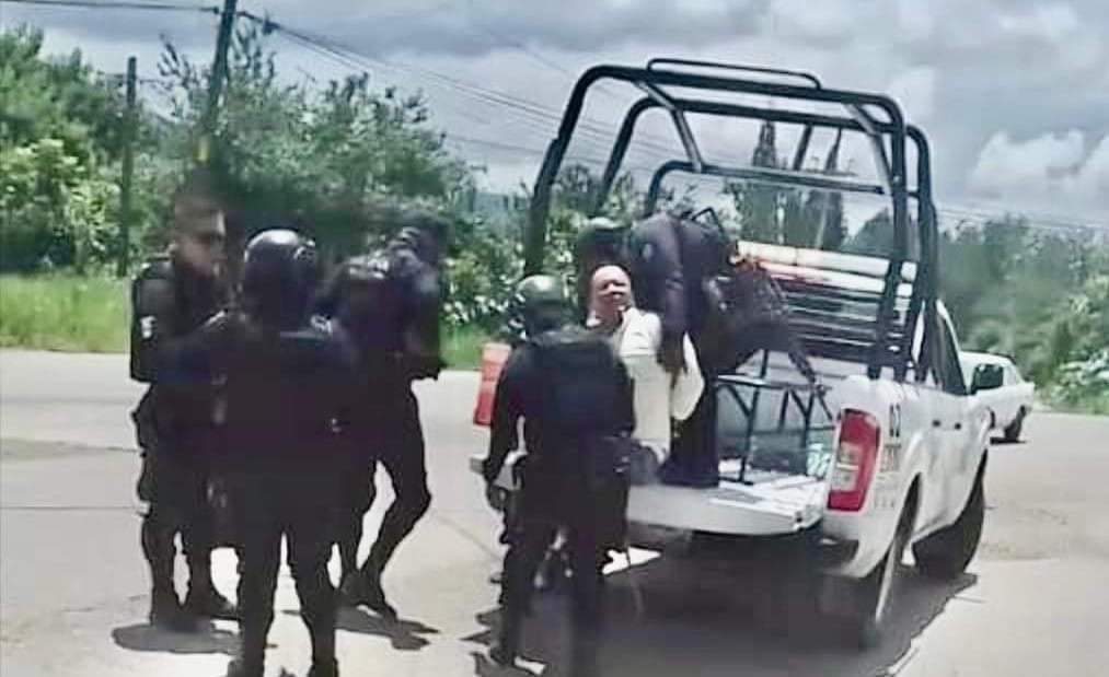Mario González es subido a la patrulla; era una supuesta infracción de tránsito