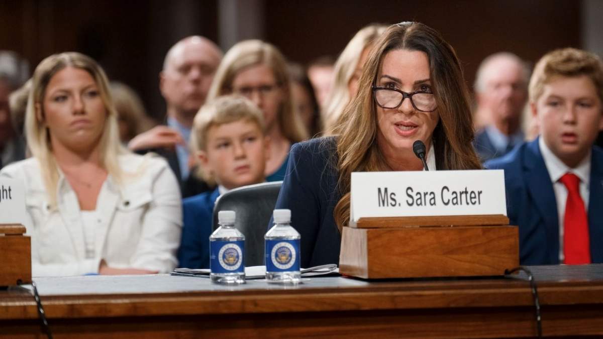 Sara Carter en audiencia en el Senado de EU