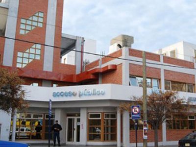 Un niño llegó al hospital con un cuchillo clavado en el cráneo; su madre está bajo sospecha
