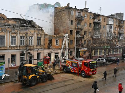 Drones rusos matan a 2 personas en Ucrania; Zelenskyy pide una diplomacia más rápida
