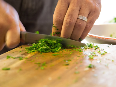 Dejá tu tabla de cocina como nueva: mirá cómo limpiarla sin rayarla y con cosas que ya tenés en casa