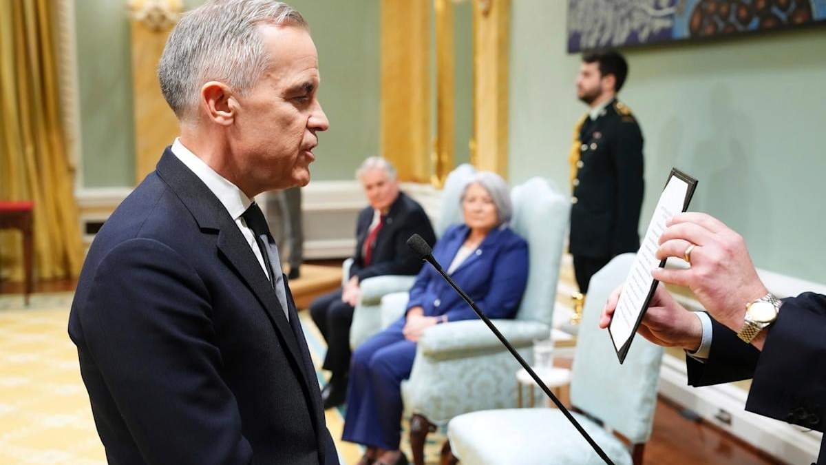 Mark Carney presta juramento como el nuevo primer ministro canadiense durante una ceremonia en Rideau Hall, en Ottawa