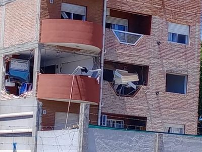 Una poderosa explosión en un departamento céntrico dejó una mujer herida