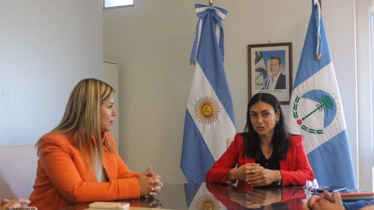 Reunión entre la intendente de Plottier y la ministra de Salud provincial ante la falta de profesionales médicos. Fuente: (Facebook)