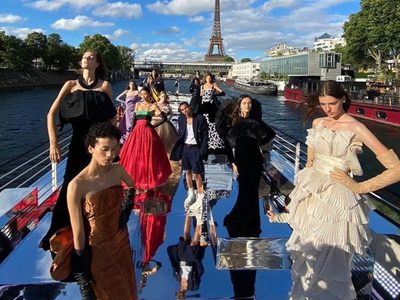 Un desfile de modas desde el Sena para adaptarse a la nueva normalidad