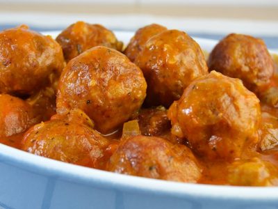 Albóndigas de pollo en salsa napolitana: con pocos ingredientes y fáciles de hacer para resolver tu próxima comida