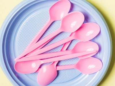 Con cucharitas y tenedores plásticos descartables: mirá esta idea fácil y hermosa para decorar tus broches de pelo