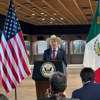 Ken Salazar responde a Gertz Manero: “Sí hubo comunicación con la FGR sobre El Mayo”