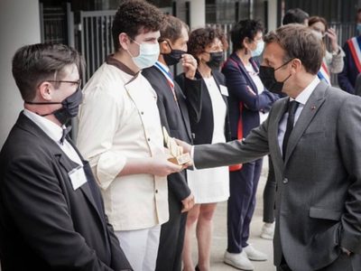 Macron mantendrá sus contactos con la población pese a la bofetada recibida durante un acto público