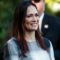 Trump nombra a la vocera de su esposa Melania como portavoz de la Casa Blanca