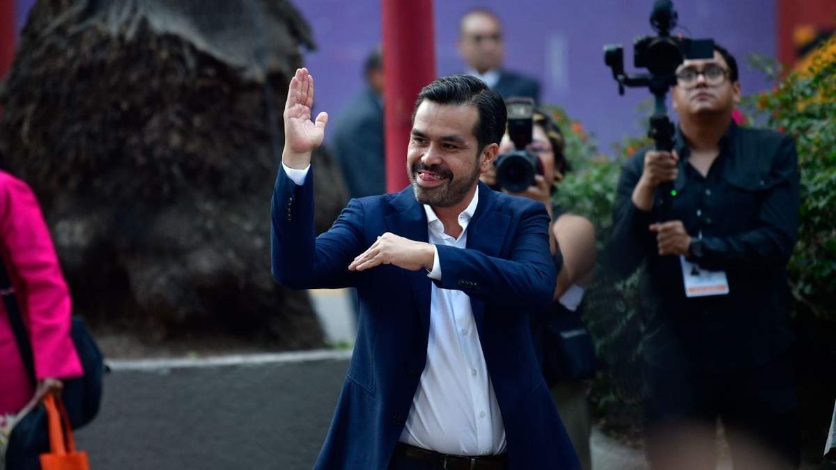 Jorge Álvarez Máynez a su llegada al INE