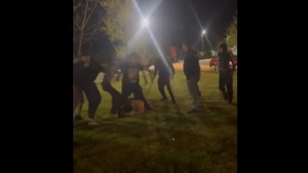 Un joven en el piso y varios golpeándolo, la triste imagen de la madrugada en Rincón de los Sauces. Fuente (captura de video)