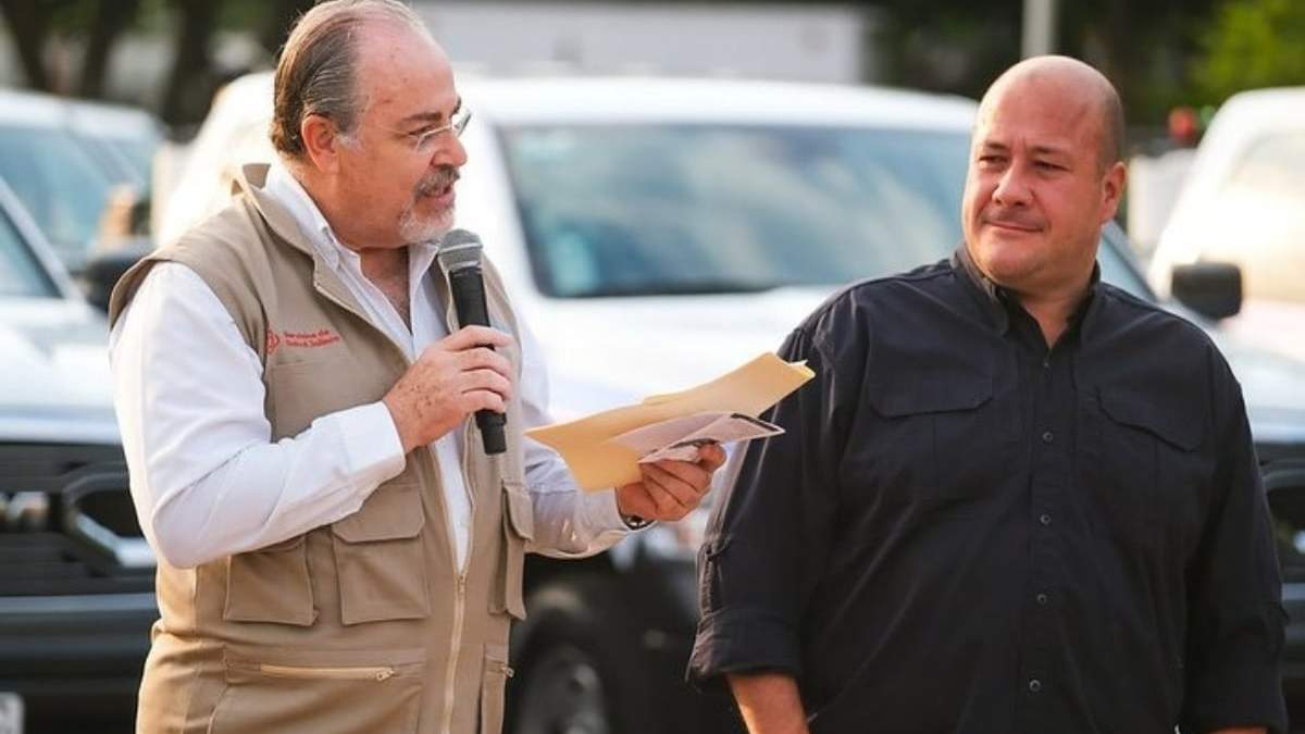 El secretario de Salud de Jalisco, Fernando Petersen, con el gobernador Enrique Alfaro