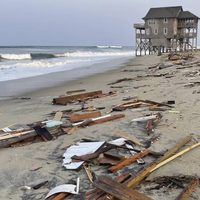 Ernesto se debilita a tormenta tropical tras tocar tierra en las Bermudas