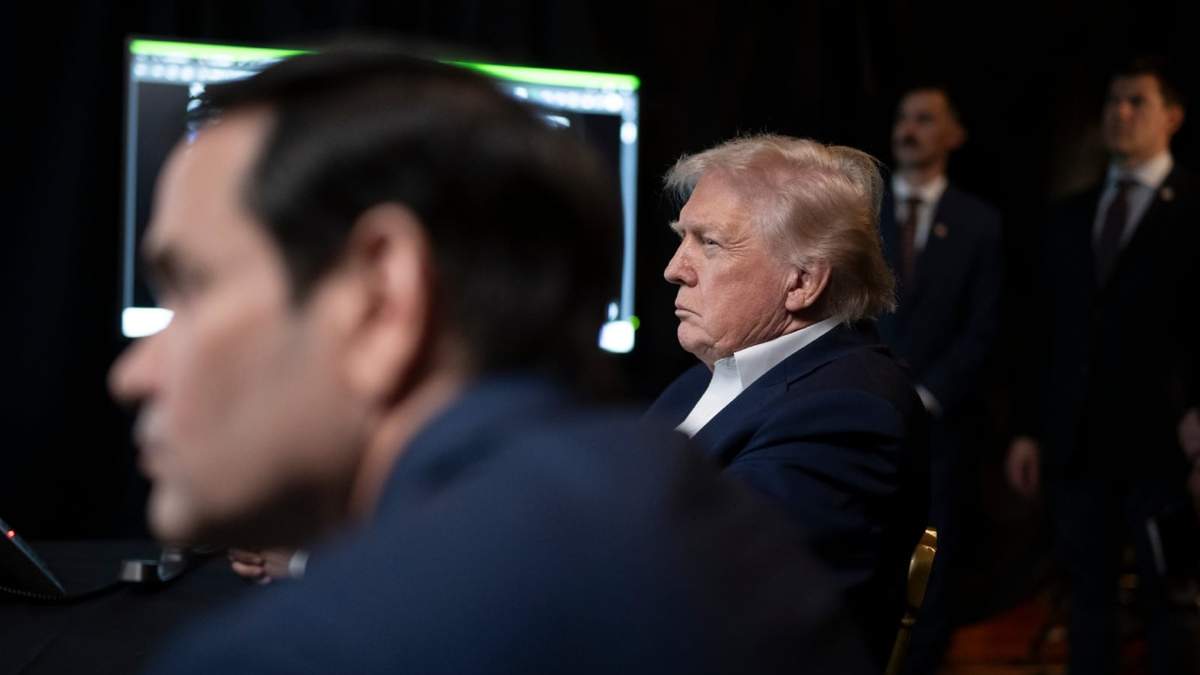 El presidente Donald Trump observa las operaciones militares estadounidenses en Venezuela, junto con el secretario de Estado, Marco Rubio, en Mar-a-Lago, en Palm Beach, Florida