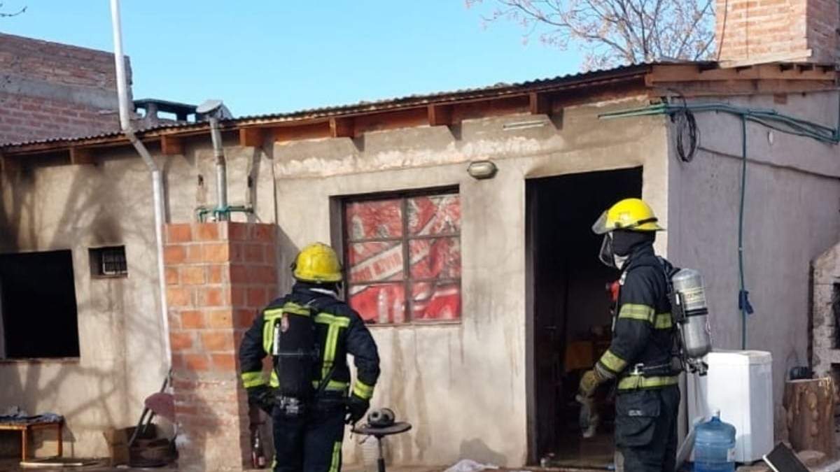 Los vecinos dieron el alerta a los bomberos de Centenario. Fuente: (Facebook)