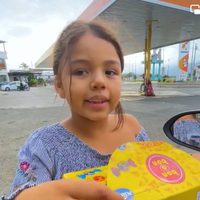 Niña de seis años que vende golosinas habla cuatro idiomas... y se vuelve viral