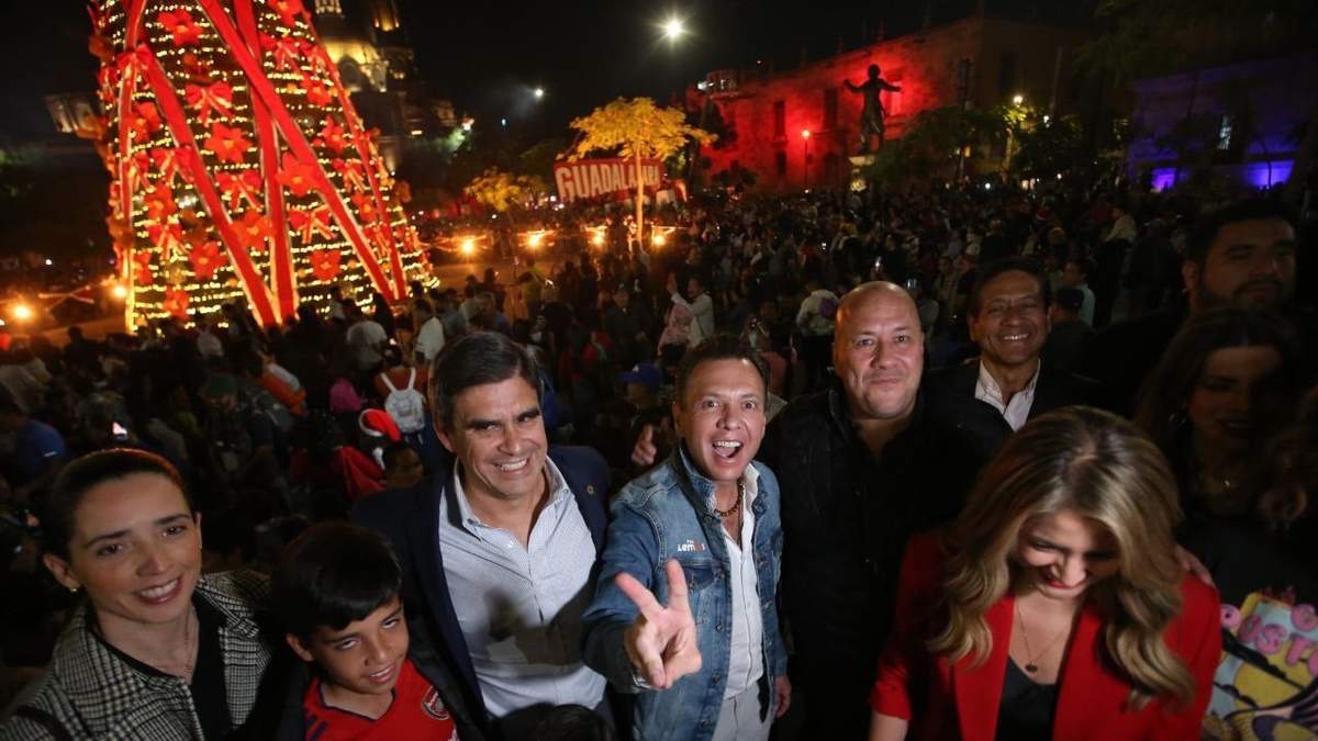 El gobernador de Jalisco en la ceremonia del encendido del árbol navideño