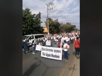 Mujeres marchan en Chilpancingo para manifestar su apoyo a Salgado Macedonio
