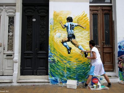 Turismo urbano por San Telmo: historia, adoquines, Mafalda y un mural de Maradona